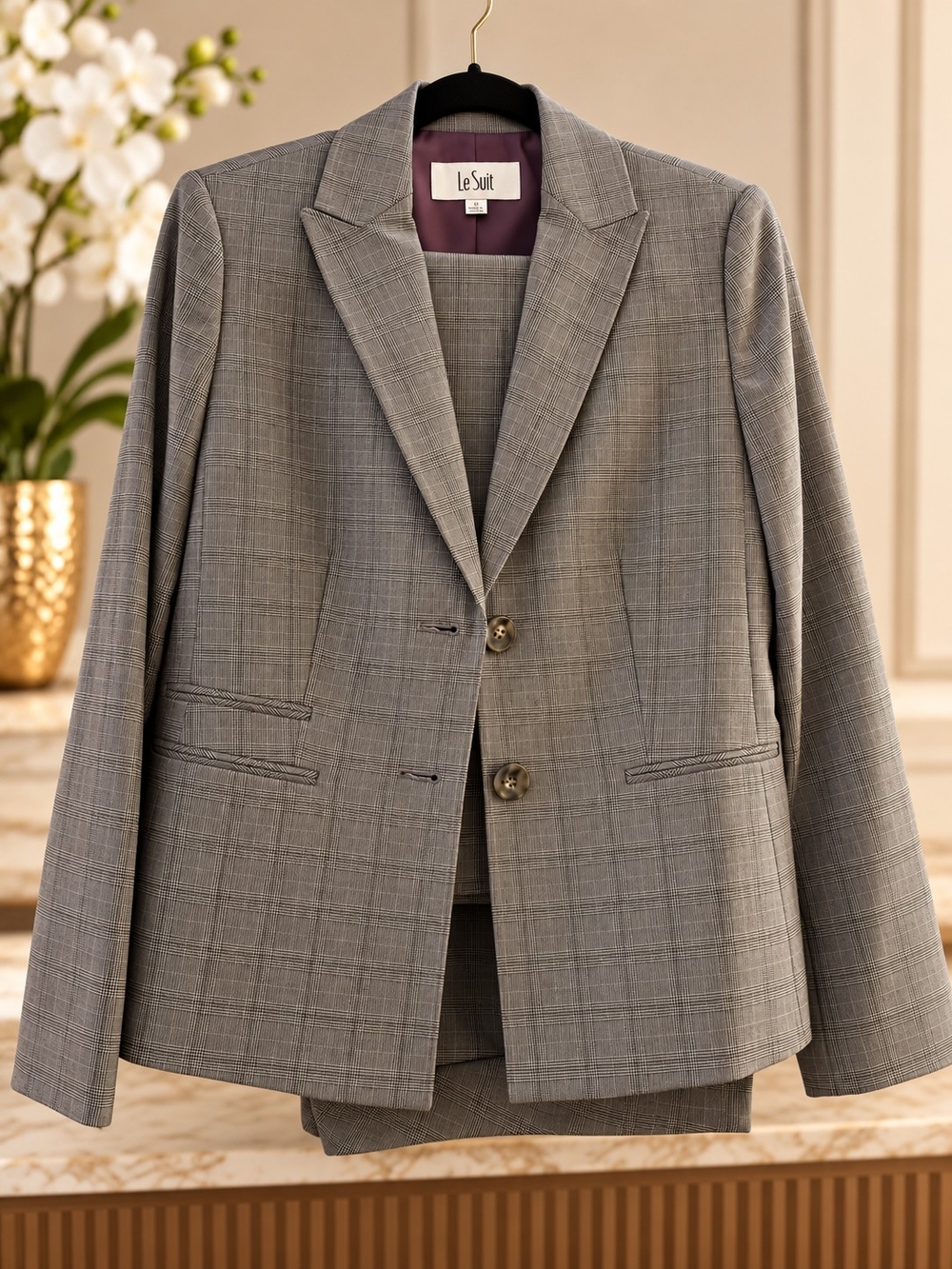 Women’s Le Suit Plaid Pantsuit – Size 10 – Pristine Condition